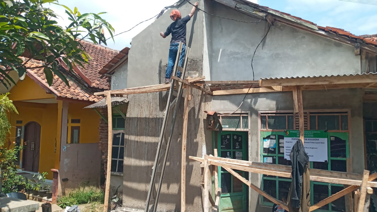 PERBAIKAN RUMAH TIDAK LAYAK HUNI DAN PEMBANGUNAN MCK PROGRAM BUNGA DESA